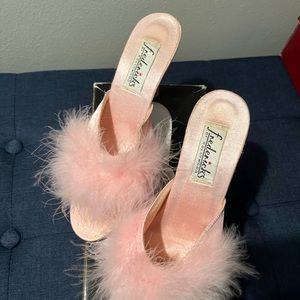 Frederick’s of Hollywood pink bedroom slipper/heel size 8